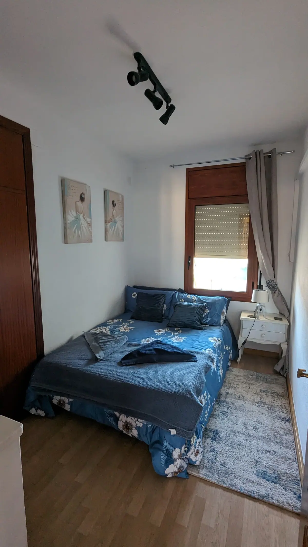 Double bedroom with blue bedding