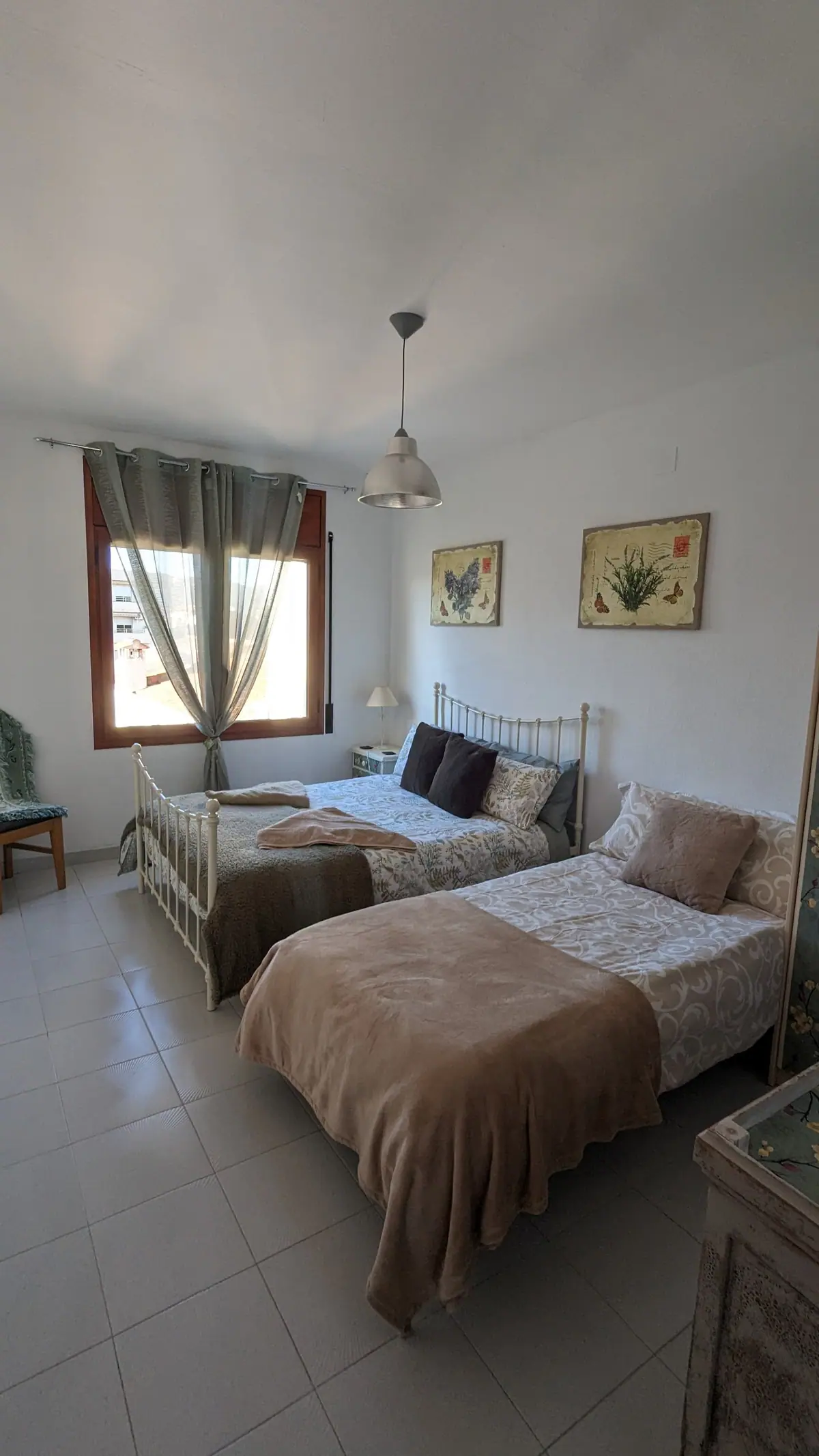 Twin bedroom with two single beds