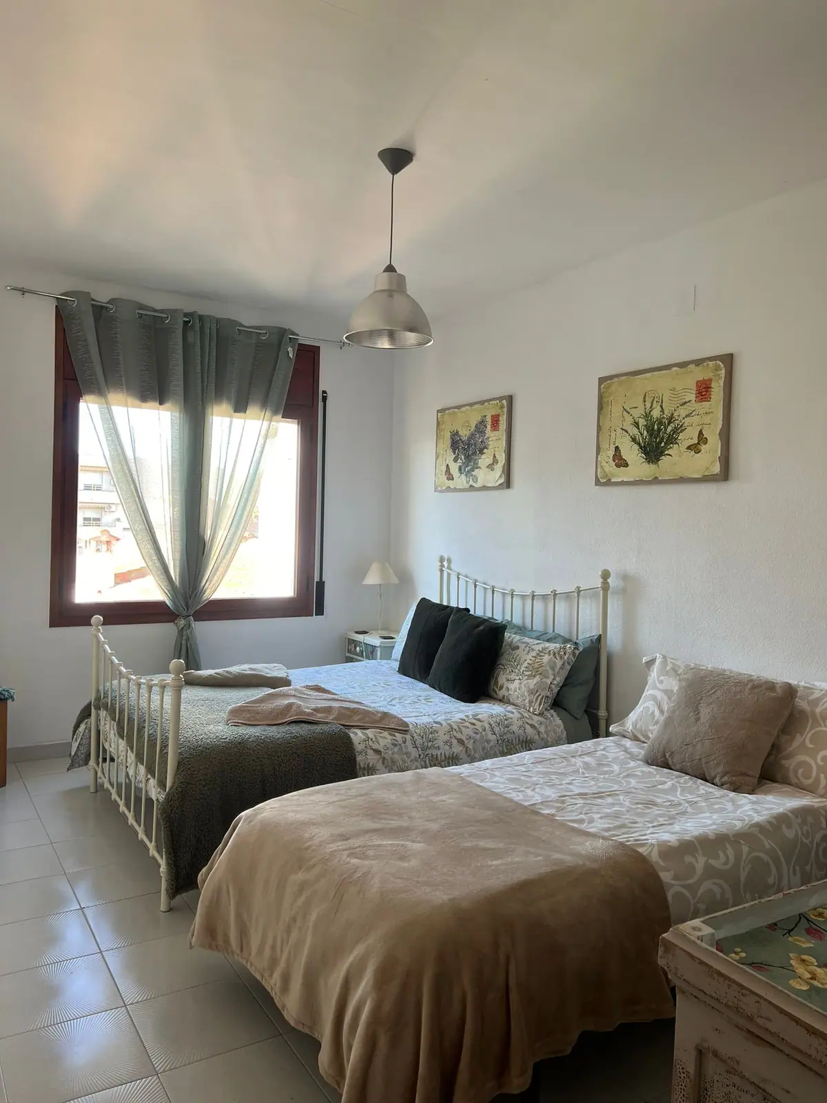 Second twin bedroom with a window onto the street