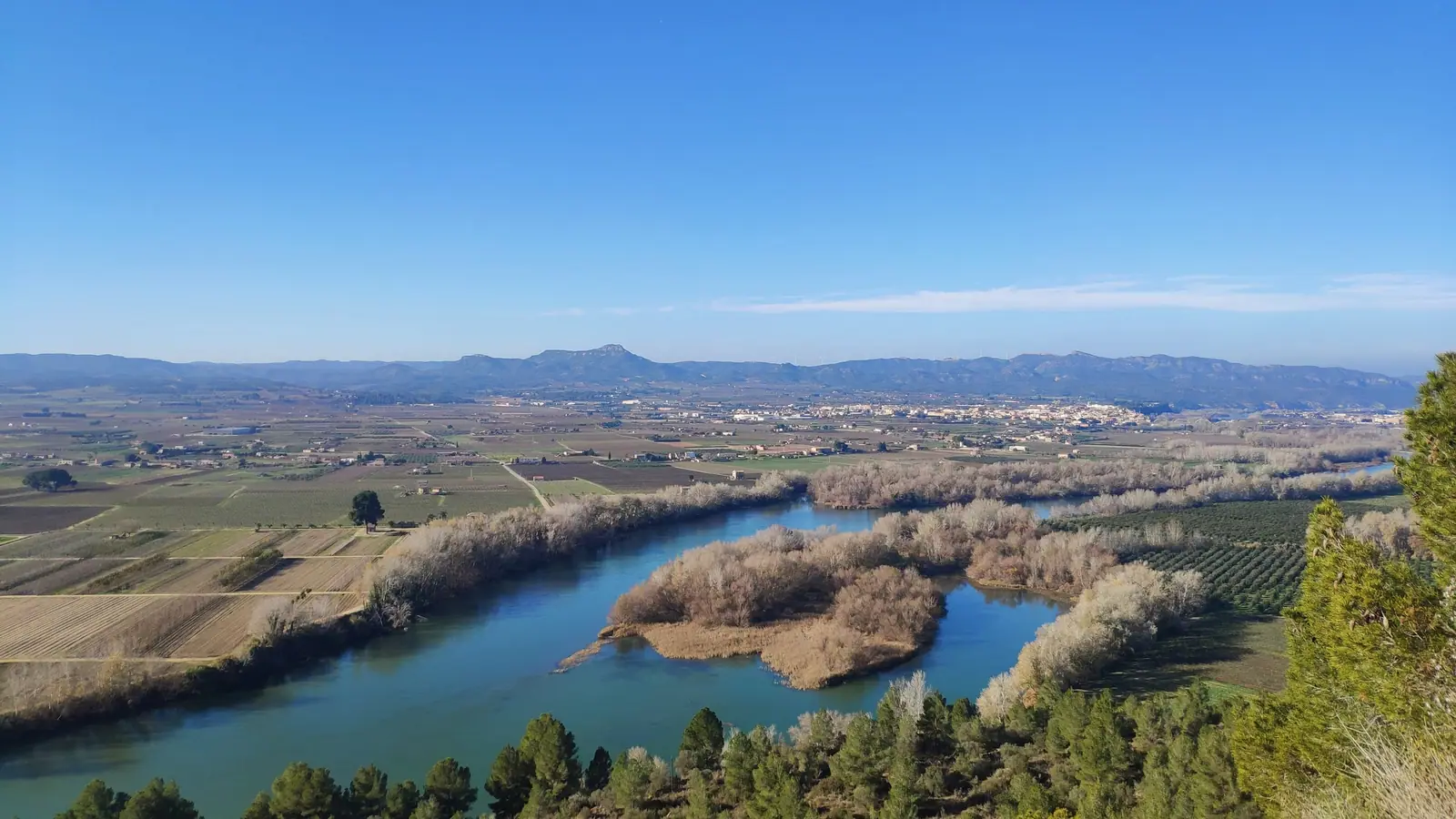 A bend in the Ebro seen from the hills above