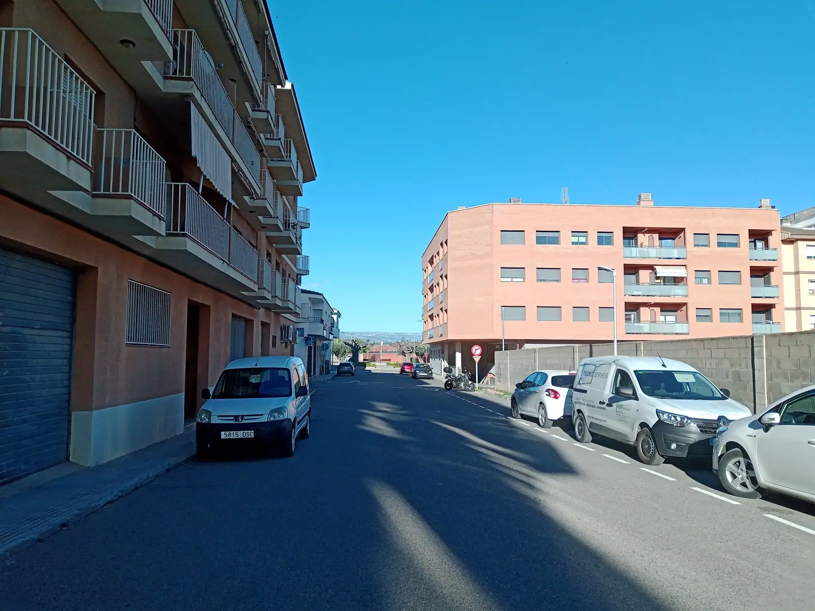 The quiet street outside, with free parking along the kerb